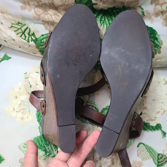 Betsey Johnson vintage y2k boho gold floral painted wood platform wedge sandals! - Picture 16 of 16